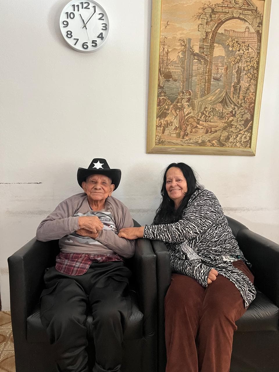 Residente e familiar em momento de convívio na Residencial Aliança